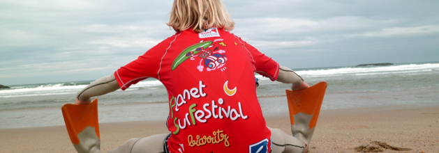 Surfeur portant un maillot dessiné par Jofo