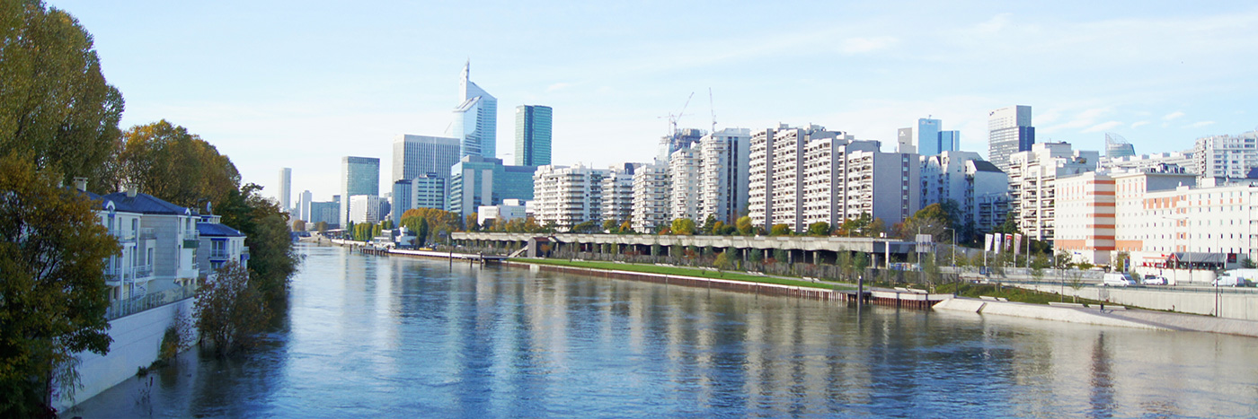 Photo de la Seine avec la Défense en arrière plan