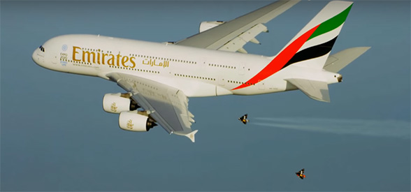 Jetman en formation avec  Emirates